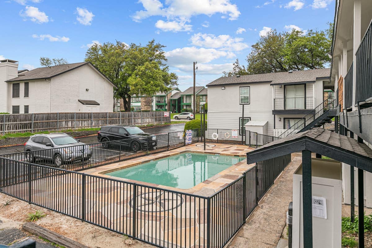 winding-way-apartments-pool-area